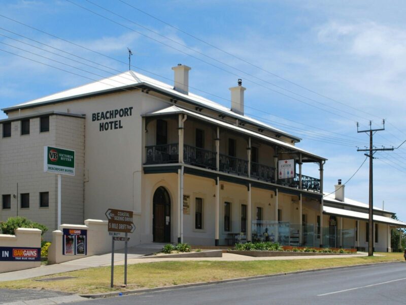 Beachport Hotel Outside