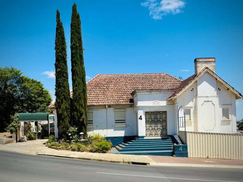 Historic 1938 Art Deco accommodation centrally located in the heart of Naracoorte town.